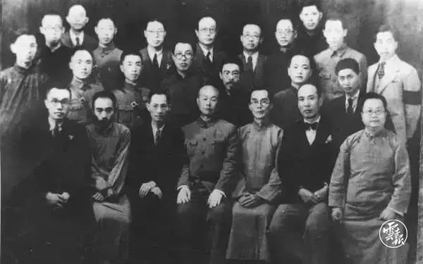 西南聯(lián)大部分教授合影(資料圖).jpg 西南聯(lián)大部分教授合影(資料圖).jpg