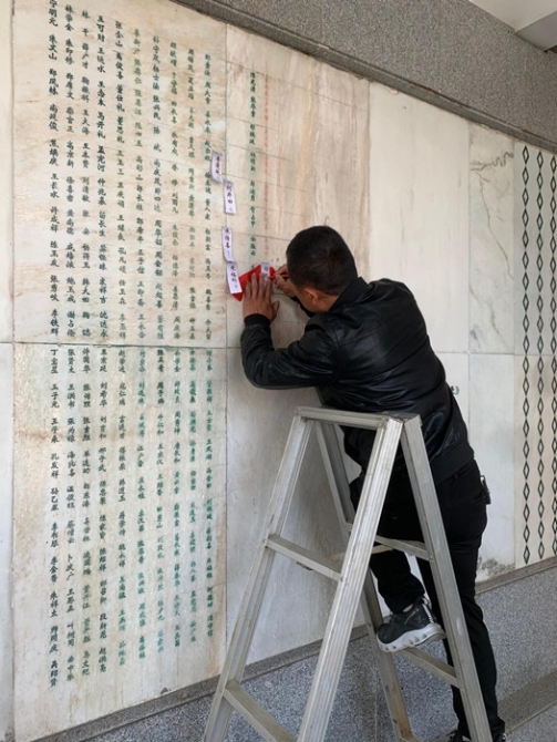 淮塔管理局補(bǔ)刻新發(fā)現(xiàn)的烈士姓名（3月30日攝）_副本.jpg