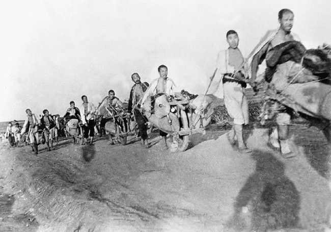 淮海戰(zhàn)役中，廣大群眾用肩挑、車推、驢馱、船運(yùn)等辦法，將大量糧食、彈藥等軍需物資源源不斷地運(yùn)往前線。這是山東解放區(qū)的民工支前小車隊。新華社發(fā)（資料照片）_副本.jpg
