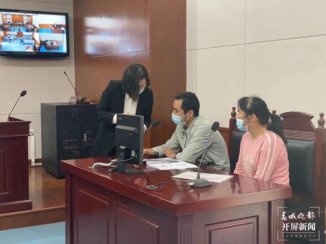 昆明這4家店賣冒牌“七度空間”衛(wèi)生巾遭索賠（春城晚報(bào)-開屏新聞?dòng)浾?柏立誠(chéng) 攝）