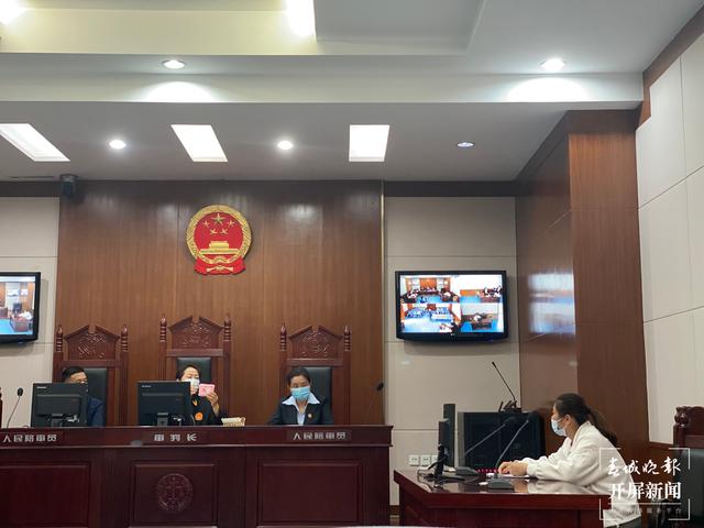 昆明這4家店賣冒牌“七度空間”衛(wèi)生巾遭索賠（春城晚報(bào)-開屏新聞?dòng)浾?柏立誠(chéng) 攝）