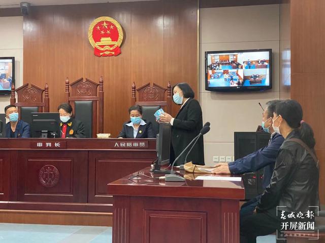 昆明這4家店賣冒牌“七度空間”衛(wèi)生巾遭索賠（春城晚報(bào)-開屏新聞?dòng)浾?柏立誠(chéng) 攝）