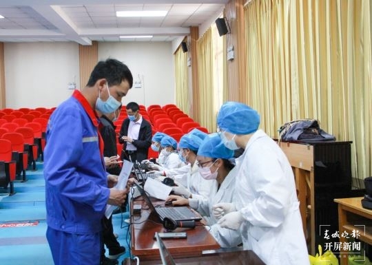 嵩明預(yù)計(jì)7月底前完成新冠疫苗接種工作 楊質(zhì)高 通訊員 郭婉亭 顧燕波 潘祎 攝