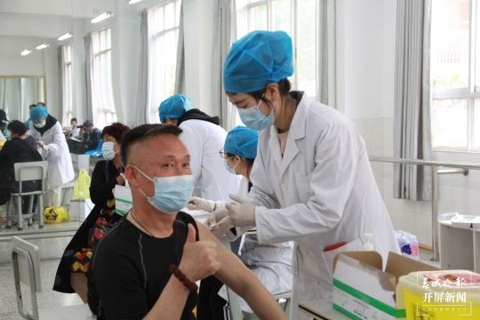 嵩明預(yù)計(jì)7月底前完成新冠疫苗接種工作 楊質(zhì)高 通訊員 郭婉亭 顧燕波 潘祎 攝