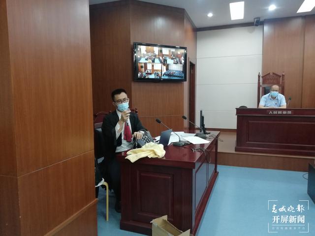 個(gè)體戶和螺螄灣商貿(mào)城被LV公司告上法庭（春城晚報(bào)-開(kāi)屏新聞?dòng)浾?柏立誠(chéng) 攝）