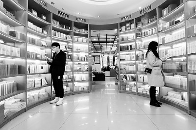 你刷手機(jī)的時(shí)候，他在讀書