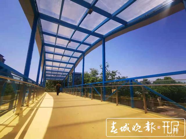 昆明這三地新建天橋咋樣了？ 西福路上的已投用，過(guò)街少走1.2公里更安全…… 春城晚報(bào)-開(kāi)屏新聞?dòng)浾?張勇 攝影報(bào)道