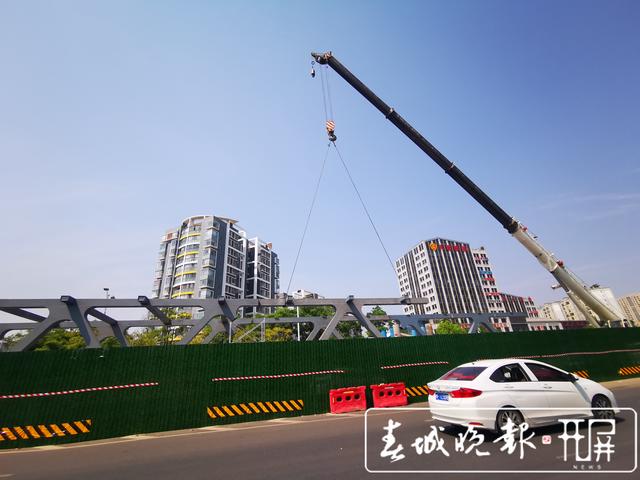 昆明這三地新建天橋咋樣了？ 西福路上的已投用，過(guò)街少走1.2公里更安全……春城晚報(bào)-開(kāi)屏新聞?dòng)浾?張勇 攝影報(bào)道