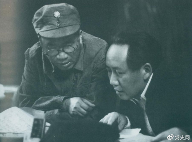 1945年4月，毛澤東和朱德在中國共產(chǎn)黨第七次全國代表大會(huì)上。