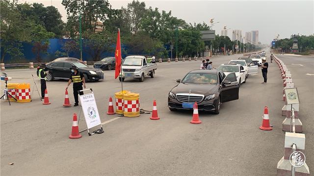 現(xiàn)場(chǎng)直擊丨瑞麗市低風(fēng)險(xiǎn)區(qū)域人員持72小時(shí)內(nèi)核酸檢測(cè)陰性證明可離開瑞麗 圖片來源于云報(bào)客戶端