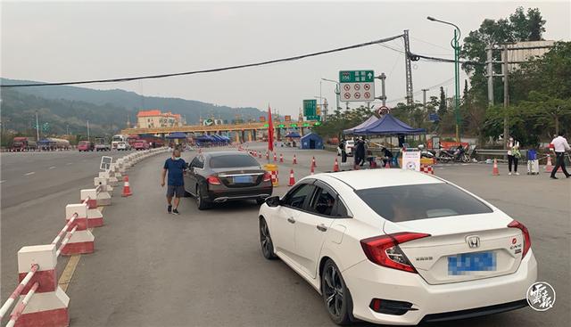 現(xiàn)場(chǎng)直擊丨瑞麗市低風(fēng)險(xiǎn)區(qū)域人員持72小時(shí)內(nèi)核酸檢測(cè)陰性證明可離開瑞麗 圖片來源于云報(bào)客戶端