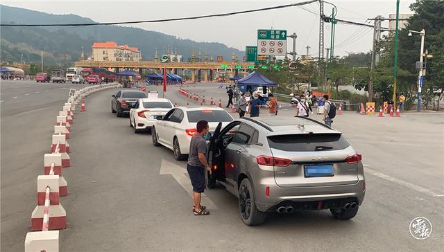 現(xiàn)場(chǎng)直擊丨瑞麗市低風(fēng)險(xiǎn)區(qū)域人員持72小時(shí)內(nèi)核酸檢測(cè)陰性證明可離開瑞麗 圖片來源于云報(bào)客戶端