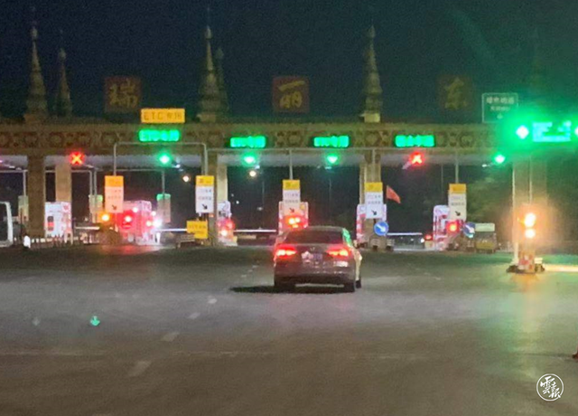 現(xiàn)場(chǎng)直擊丨瑞麗市低風(fēng)險(xiǎn)區(qū)域人員持72小時(shí)內(nèi)核酸檢測(cè)陰性證明可離開瑞麗 圖片來源于云報(bào)客戶端