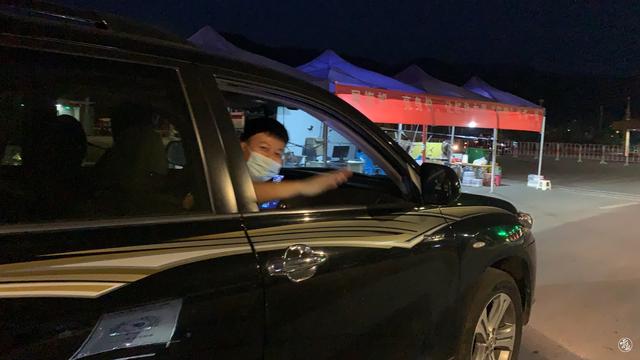 現(xiàn)場(chǎng)直擊丨瑞麗市低風(fēng)險(xiǎn)區(qū)域人員持72小時(shí)內(nèi)核酸檢測(cè)陰性證明可離開瑞麗 圖片來源于云報(bào)客戶端