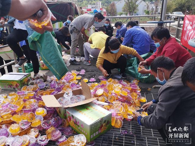 昭通集中銷毀貨值38萬余元的侵權(quán)假冒偽劣商品 記者 申時勛 通訊員 陳忠華 田朝艷 攝 (3).jpg