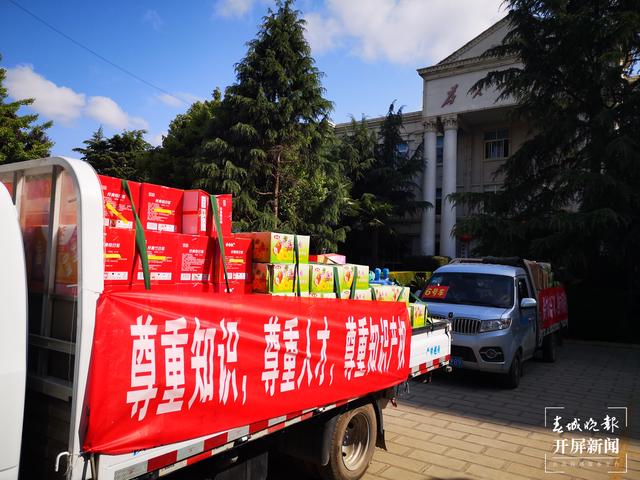 昭通集中銷毀貨值38萬余元的侵權(quán)假冒偽劣商品 記者 申時勛 通訊員 陳忠華 田朝艷 攝 (1).jpg