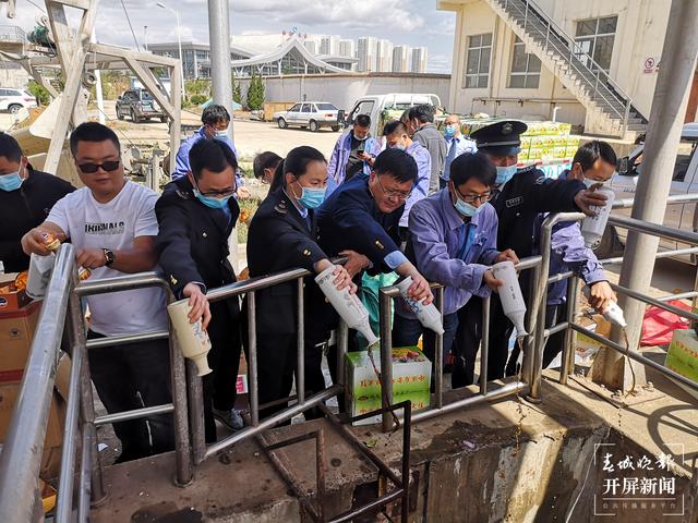 昭通集中銷毀貨值38萬余元的侵權(quán)假冒偽劣商品 記者 申時勛 通訊員 陳忠華 田朝艷 攝 (4).jpg