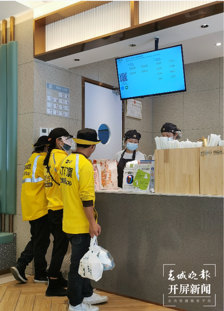 昆明提前入夏！你的空調(diào)、風(fēng)扇、冷飲準(zhǔn)備好了嗎？春城晚報(bào)-開(kāi)屏新聞?dòng)浾?李賽 攝影報(bào)道