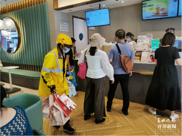 昆明提前入夏！你的空調(diào)、風(fēng)扇、冷飲準(zhǔn)備好了嗎？春城晚報(bào)-開(kāi)屏新聞?dòng)浾?李賽 攝影報(bào)道