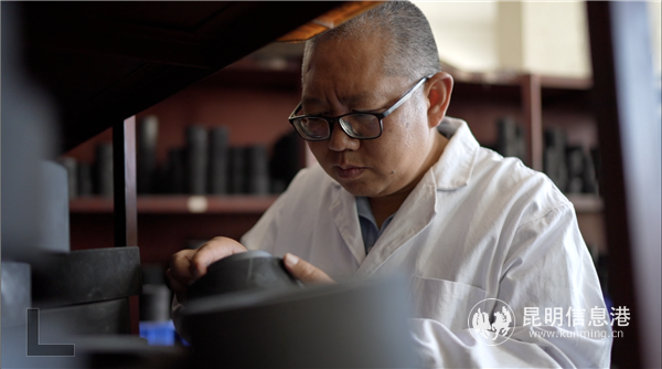 “追光者”句紅兵