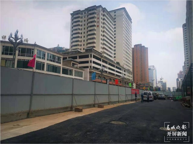 金碧路這一路段道路提升！公交車站、斑馬線、掉頭車道進行調整 春城晚報-開屏新聞記者 張勇 攝影報道