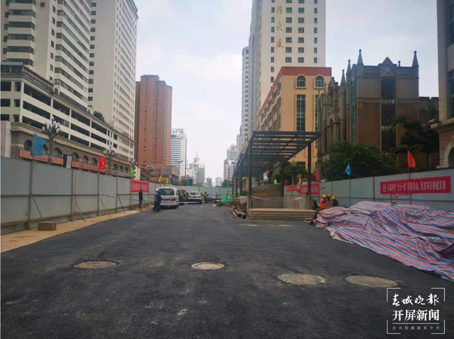 金碧路這一路段道路提升！公交車站、斑馬線、掉頭車道進行調整 春城晚報-開屏新聞記者 張勇 攝影報道