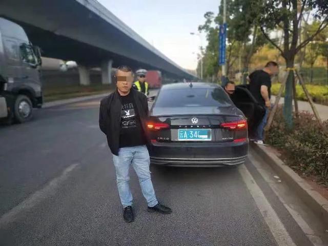 膽真肥！駕照被記36分后，昆明這名男子竟買了一本假證上路...（交警供圖）