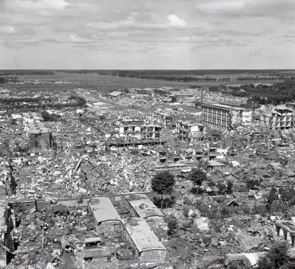 1976年7月28日強(qiáng)烈地震發(fā)生后的唐山市一角。唐山——豐南一帶遭到的破壞和損失極為嚴(yán)重。_副本.jpg