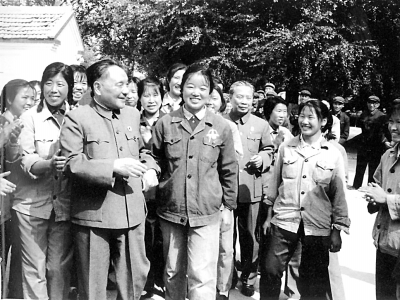 1978年9月鄧小平視察大慶油田時與職工親切交談.jpg