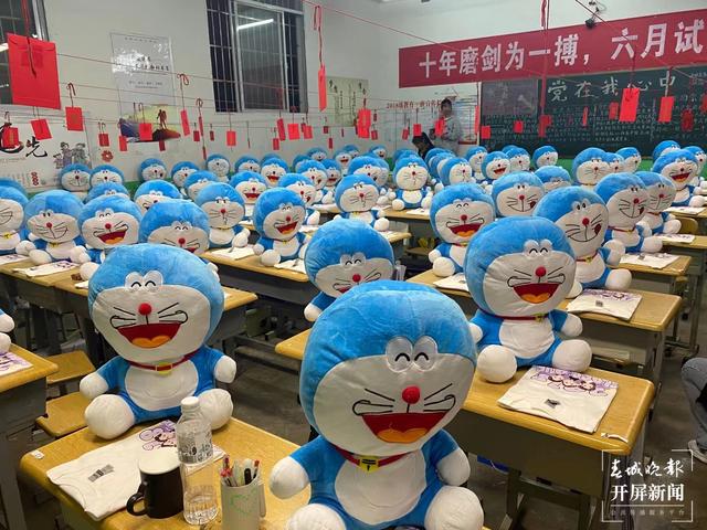 86份“哆啦A夢”禮物爆紅抖音，爆出昭通這個老師教書育人的感人故事…… (1).jpg