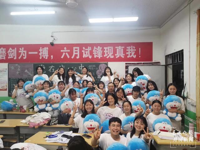 86份“哆啦A夢”禮物爆紅抖音，爆出昭通這個老師教書育人的感人故事…… (11).jpg