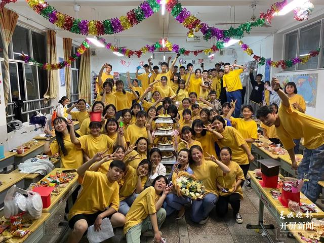 86份“哆啦A夢”禮物爆紅抖音，爆出昭通這個老師教書育人的感人故事…… (9).jpg