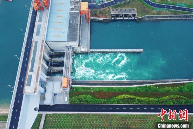 圖為丹江水通過渠首水利樞紐。　李超慶 攝