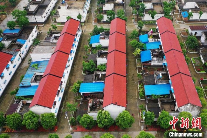 圖為鄒莊移民村一排排整齊的小樓?！±畛瑧c 攝