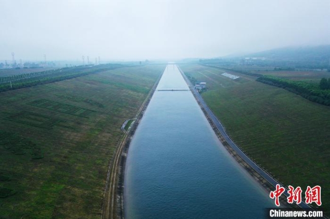 圖為丹江水通過南水北調(diào)工程輸送到北方。　李超慶 攝