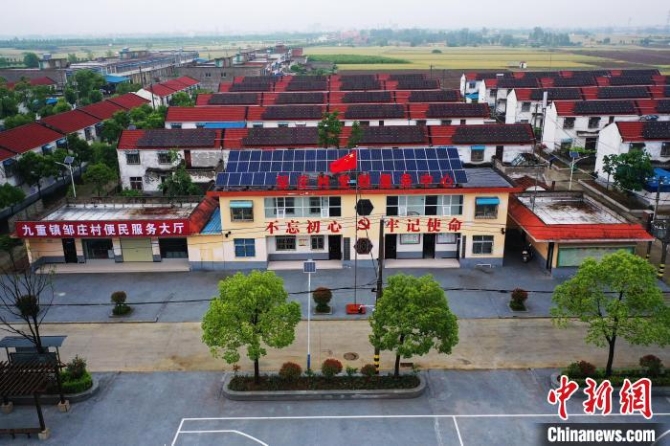 圖為鄒莊村民房頂安裝的光伏發(fā)電設(shè)備 李超慶 攝