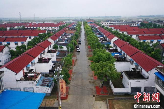 圖為寬敞的水泥路穿村而過?！±畛瑧c 攝