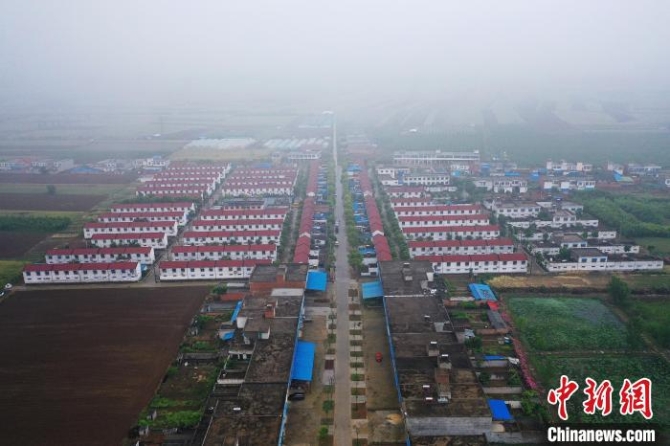 圖為航拍鄒莊移民村，宛如漢字“中”?！±畛瑧c 攝