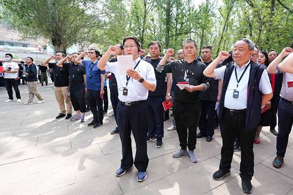 在為人民服務(wù)講話臺(tái)重溫入黨誓詞 在為人民服務(wù)講話臺(tái)重溫入黨誓詞