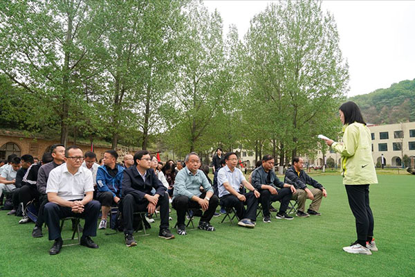 在延安炮兵學(xué)校舊址進(jìn)行交流發(fā)言 在延安炮兵學(xué)校舊址進(jìn)行交流發(fā)言