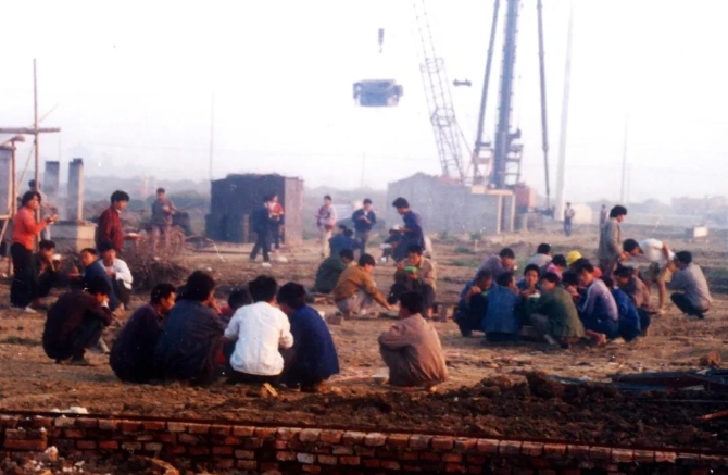 工地晨曲：建設(shè)者的早餐   沈文進(jìn)攝于1994年