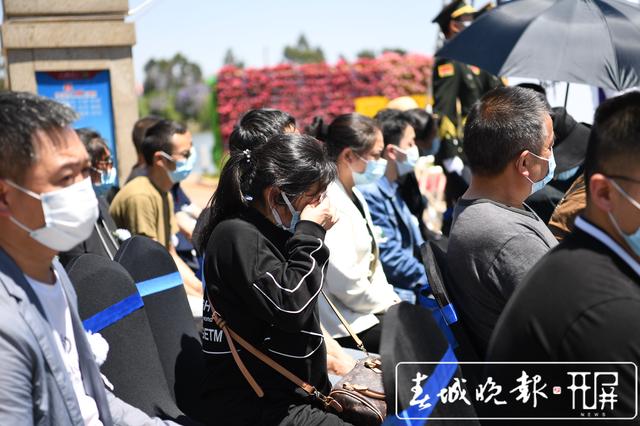 安寧市舉行迎接劉洪烈士英靈回鄉(xiāng)儀式(記者 孫琴霞 通訊員 徐李欣男 朱天群 攝影報(bào)道)