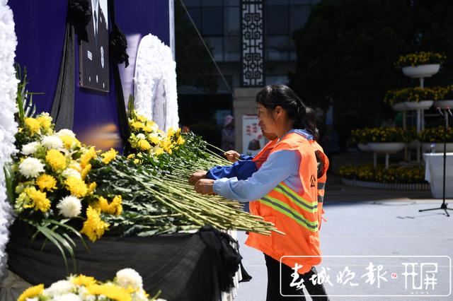 安寧市舉行迎接劉洪烈士英靈回鄉(xiāng)儀式(記者 孫琴霞 通訊員 徐李欣男 朱天群 攝影報(bào)道)