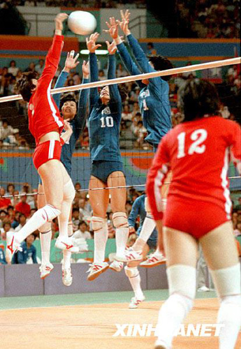 1984年8月7日，中國女排在第23屆奧運會女排決賽中，以3比0力克美國隊，實現(xiàn)“三連冠”。這是8月5日，中國隊在與日本隊的半決賽中，郎平、楊曉君和鄭美珠三人跳起攔網(wǎng)成功。.jpg