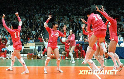 1986年9月，中國隊在捷克斯洛伐克舉行的第十屆世界女排錦標(biāo)賽中，以八戰(zhàn)八勝的佳績，第五次奪得世界冠軍。圖為9月13日，中國隊隊員在奪冠后慶祝勝利。.jpg