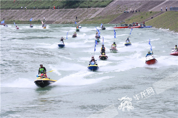3運動健兒們駕駛著摩托艇在烏江水面快速飛馳。華龍網(wǎng)-新重慶客戶端 葛彧 攝