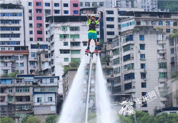 4運動員們變身“水上鋼鐵俠”。華龍網(wǎng)-新重慶客戶端 葛彧 攝