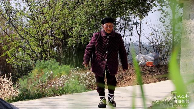 干農(nóng)活、唱紅歌、轉(zhuǎn)圈起舞......保山103歲網(wǎng)紅老奶奶的幸福人生（春城晚報-開屏新聞 崔敏攝影報道）