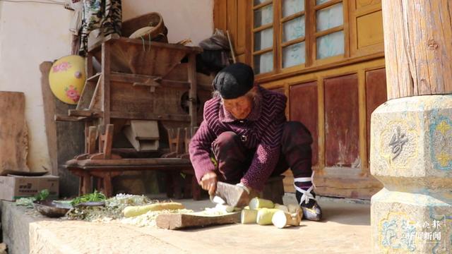 干農(nóng)活、唱紅歌、轉(zhuǎn)圈起舞......保山103歲網(wǎng)紅老奶奶的幸福人生（春城晚報-開屏新聞 崔敏攝影報道）