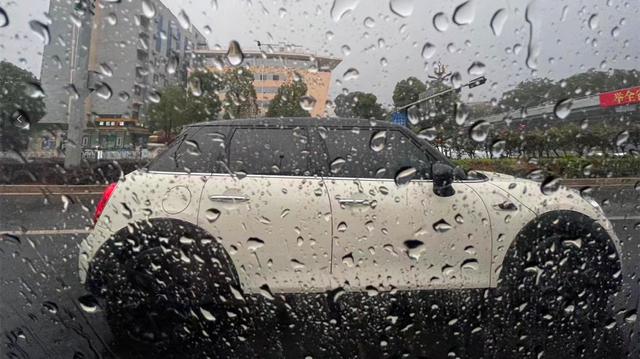 網(wǎng)友凌晨就擔(dān)心：昆明今天會淹水嗎？雨下了一夜，云南氣象發(fā)出30多條預(yù)警…